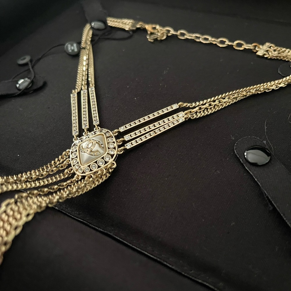 Authentic Chanel pendant necklace with original packaging - Picture 2 of 5